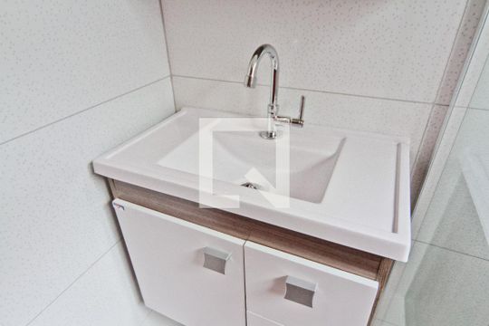 Banheiro de apartamento para alugar com 2 quartos, 65m² em Vila Mangalot, São Paulo