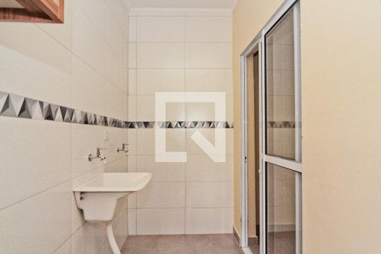 Área de serviço de apartamento para alugar com 2 quartos, 65m² em Vila Mangalot, São Paulo
