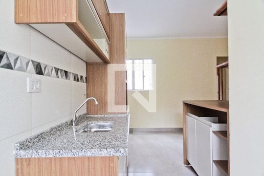 Cozinha de apartamento para alugar com 2 quartos, 65m² em Vila Mangalot, São Paulo
