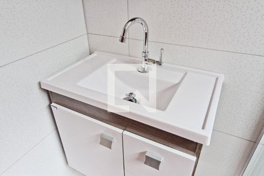 Banheiro de apartamento para alugar com 2 quartos, 65m² em Vila Mangalot, São Paulo
