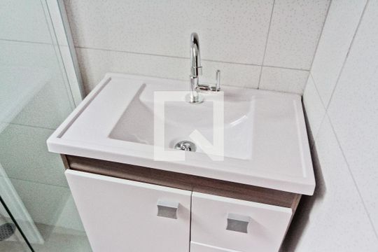 Banheiro de apartamento para alugar com 2 quartos, 63m² em Vila Mangalot, São Paulo