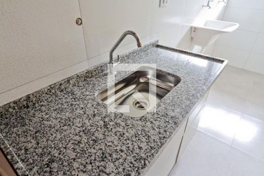 Cozinha de apartamento para alugar com 2 quartos, 65m² em Vila Mangalot, São Paulo