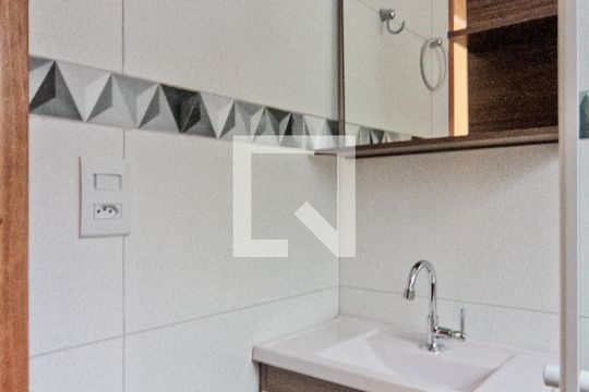 Banheiro de apartamento para alugar com 2 quartos, 65m² em Vila Mangalot, São Paulo