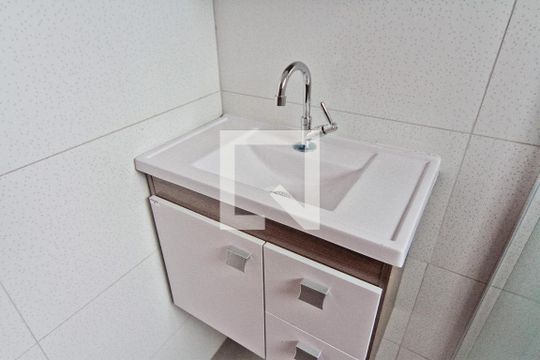 Banheiro de apartamento para alugar com 2 quartos, 65m² em Vila Mangalot, São Paulo