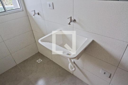 Área de serviço de apartamento para alugar com 2 quartos, 64m² em Vila Mangalot, São Paulo