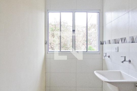 Área de serviço de apartamento para alugar com 2 quartos, 64m² em Vila Mangalot, São Paulo
