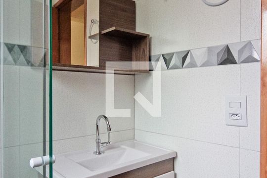 Banheiro de apartamento para alugar com 2 quartos, 65m² em Vila Mangalot, São Paulo
