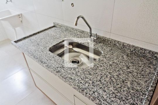 Cozinha de apartamento para alugar com 2 quartos, 65m² em Vila Mangalot, São Paulo