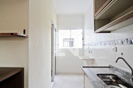 Cozinha de apartamento para alugar com 2 quartos, 65m² em Vila Mangalot, São Paulo