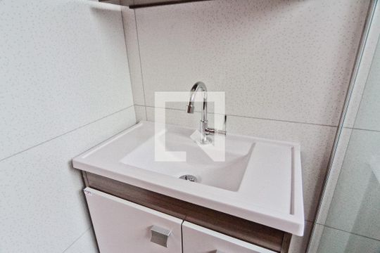 Banheiro de apartamento para alugar com 2 quartos, 65m² em Vila Mangalot, São Paulo