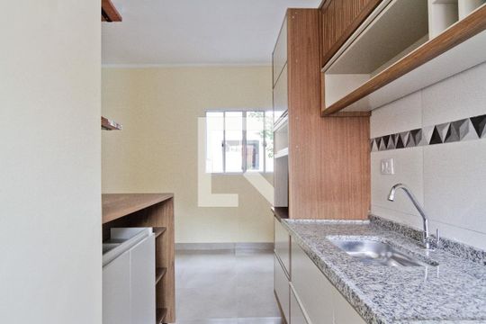 Cozinha de apartamento para alugar com 2 quartos, 64m² em Vila Mangalot, São Paulo
