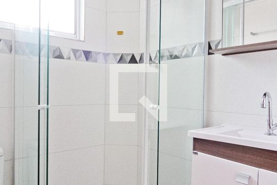 Banheiro de apartamento para alugar com 2 quartos, 65m² em Vila Mangalot, São Paulo