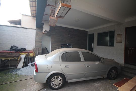 Garagem de casa à venda com 3 quartos, 180m² em Lindéia, Contagem