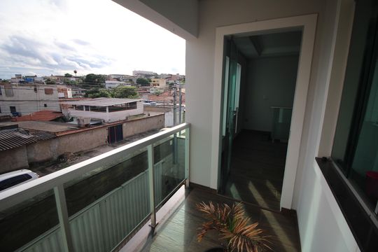 Varanda de casa à venda com 3 quartos, 180m² em Lindéia, Contagem