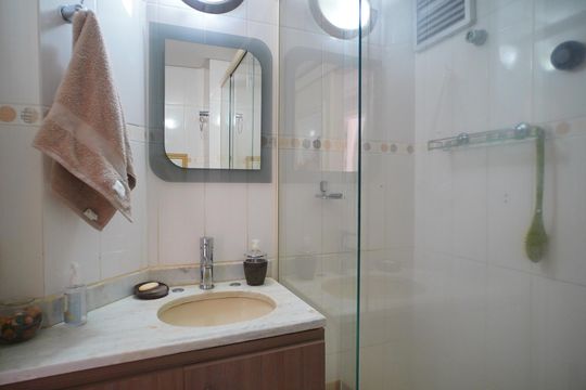 Banheiro Corredor de apartamento à venda com 2 quartos, 219m² em Cristo Redentor, Porto Alegre