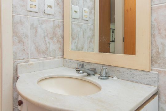 Banheiro de apartamento para alugar com 1 quarto, 60m² em Centro Histórico, Porto Alegre