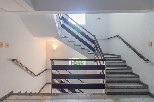 Escadas de apartamento para alugar com 1 quarto, 60m² em Centro Histórico, Porto Alegre