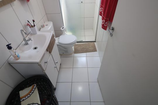 Banheiro de apartamento à venda com 2 quartos, 47m² em Mato Grande, Canoas
