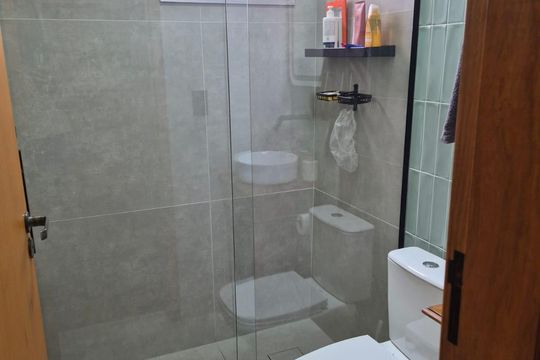 Banheiro de apartamento à venda com 2 quartos, 52m² em Parque Sete de Setembro, Diadema