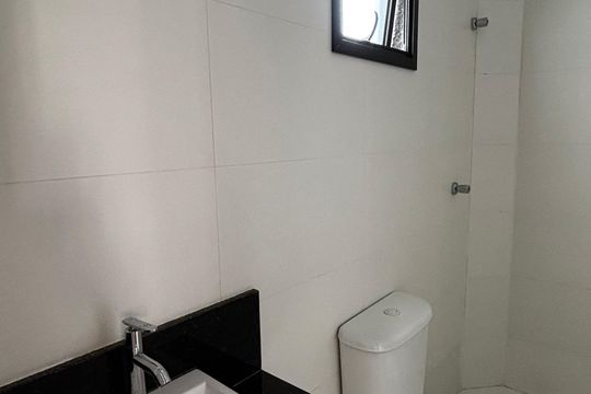 Banheiro de apartamento para alugar com 2 quartos, 49m² em Vila Eldizia, Santo André