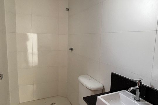 Banheiro de apartamento para alugar com 2 quartos, 49m² em Vila Eldizia, Santo André