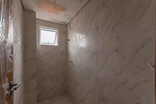 Banheiro Social de apartamento à venda com 2 quartos, 50m² em Serrano, Belo Horizonte