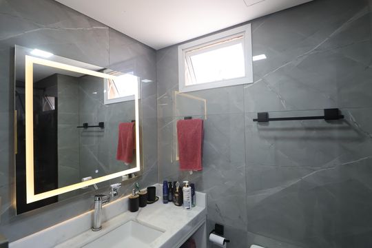 Banheiro de apartamento à venda com 2 quartos, 54m² em Fátima, Canoas