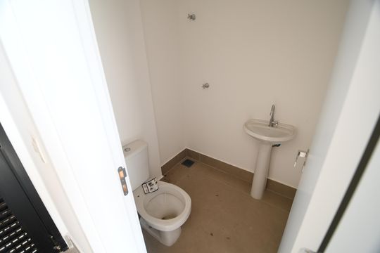 Banheiro de serviço de casa de condomínio à venda com 3 quartos, 225m² em Condomínio Reserva Alpha Galleria, Campinas
