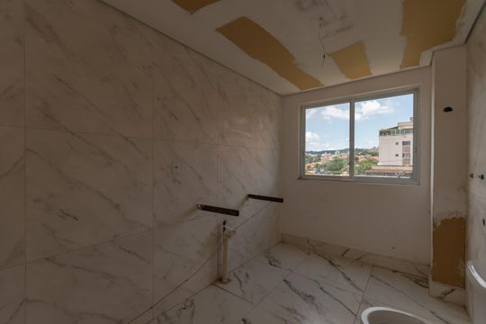 Cozinha de apartamento à venda com 2 quartos, 60m² em Serrano, Belo Horizonte