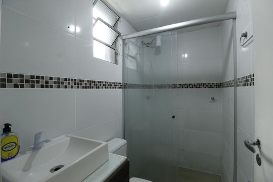 Banheiro de apartamento à venda com 2 quartos, 38m² em Jardim Dona Leopoldina, Porto Alegre