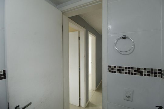 Banheiro de apartamento à venda com 2 quartos, 38m² em Jardim Dona Leopoldina, Porto Alegre