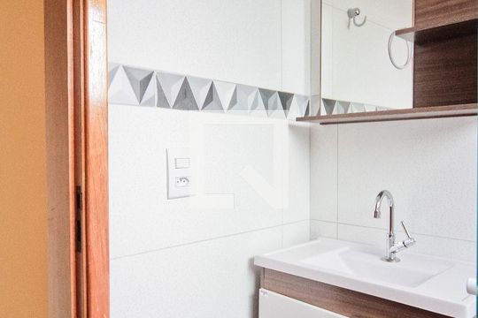 Banheiro de apartamento para alugar com 2 quartos, 65m² em Vila Mangalot, São Paulo