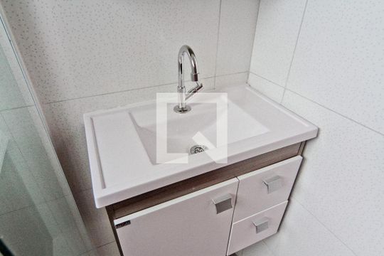 Banheiro de apartamento para alugar com 2 quartos, 65m² em Vila Mangalot, São Paulo