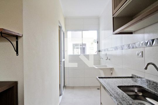 Cozinha de apartamento para alugar com 2 quartos, 65m² em Vila Mangalot, São Paulo