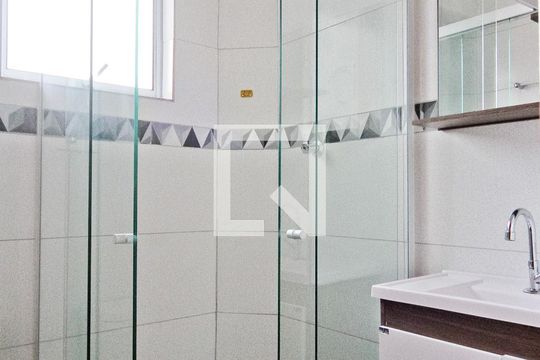 Banheiro de apartamento para alugar com 2 quartos, 65m² em Vila Mangalot, São Paulo