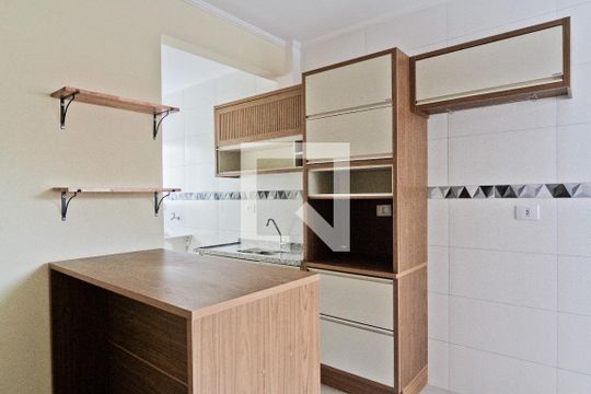 Cozinha de apartamento para alugar com 2 quartos, 65m² em Vila Mangalot, São Paulo