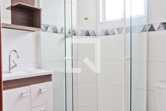 Banheiro de apartamento para alugar com 2 quartos, 65m² em Vila Mangalot, São Paulo