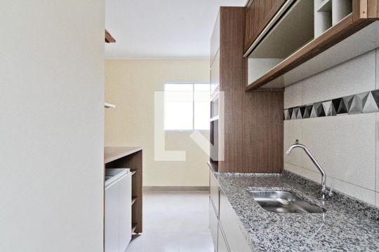 Cozinha de apartamento para alugar com 2 quartos, 65m² em Vila Mangalot, São Paulo