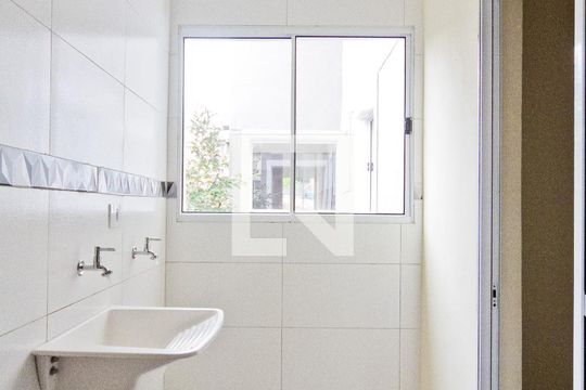 Área de serviço de apartamento para alugar com 2 quartos, 65m² em Vila Mangalot, São Paulo