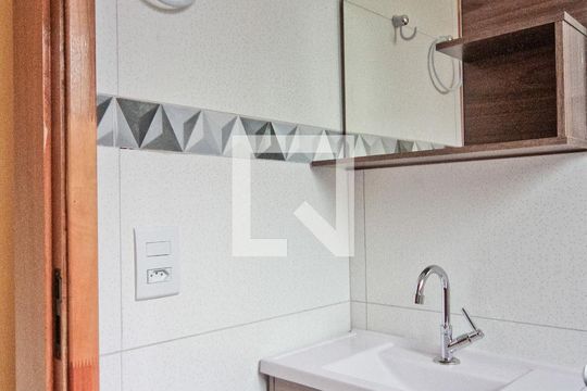 Banheiro de apartamento para alugar com 2 quartos, 65m² em Vila Mangalot, São Paulo