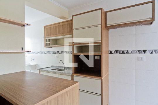 Cozinha de apartamento para alugar com 2 quartos, 65m² em Vila Mangalot, São Paulo
