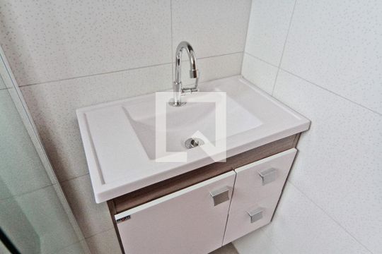 Banheiro de apartamento para alugar com 2 quartos, 65m² em Vila Mangalot, São Paulo