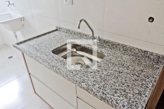 Cozinha de apartamento para alugar com 2 quartos, 65m² em Vila Mangalot, São Paulo