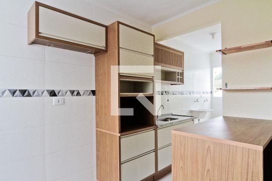 Cozinha de apartamento para alugar com 2 quartos, 65m² em Vila Mangalot, São Paulo