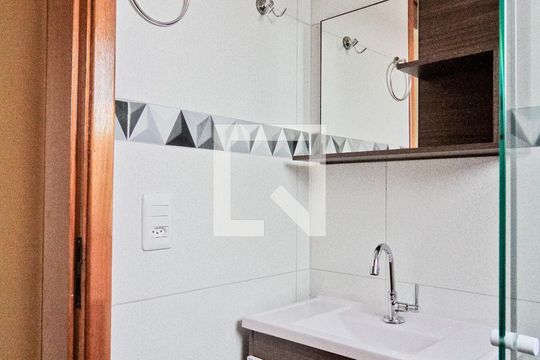 Banheiro de apartamento para alugar com 2 quartos, 65m² em Vila Mangalot, São Paulo