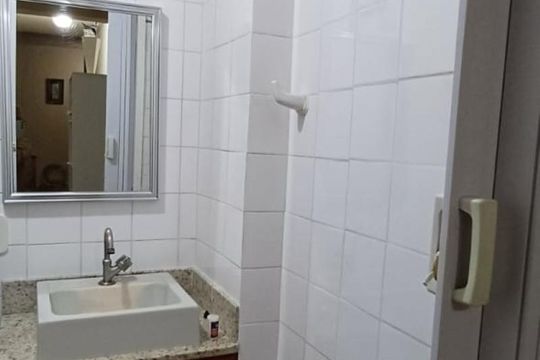 Banheiro de apartamento à venda com 2 quartos, 52m² em Rocha Miranda, Rio de Janeiro