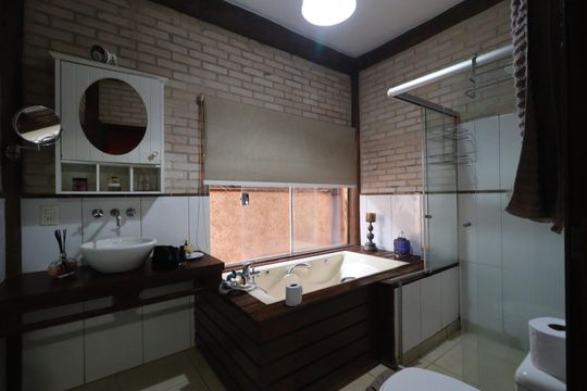 Banheiro da Suíte de casa para alugar com 4 quartos, 490m² em Subsetor Sul - 6 (s-6), Ribeirão Preto