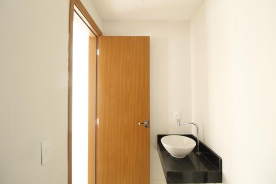Banheiro de apartamento à venda com 2 quartos, 44m² em Costa E Silva, Porto Alegre