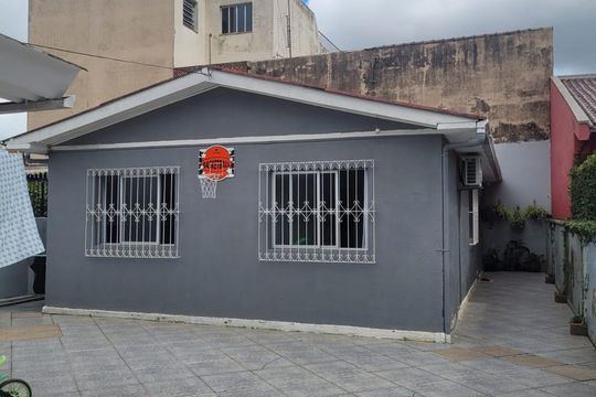 Área externa de casa à venda com 3 quartos, 75m² em Fátima, Canoas