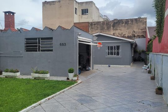 Área externa de casa à venda com 3 quartos, 75m² em Fátima, Canoas